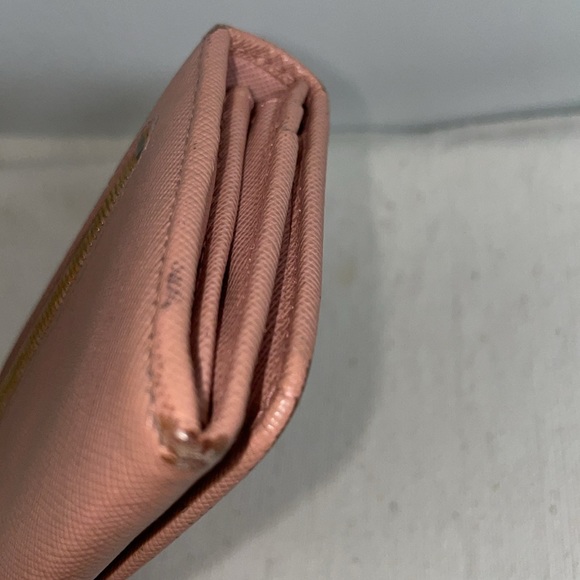 Authentic PRADA Milano pink long wallet saffiano leather with gold details. - Picture 6 of 13